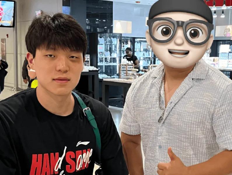 杨瀚森的行, 同时照片来